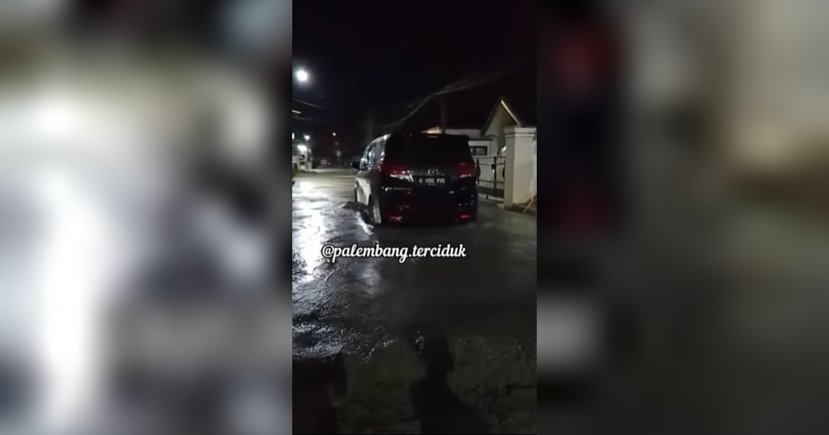 Heboh Mobil Alphard Nekat Terobos Jalan yang Baru Dicor Bikin Warga Geram