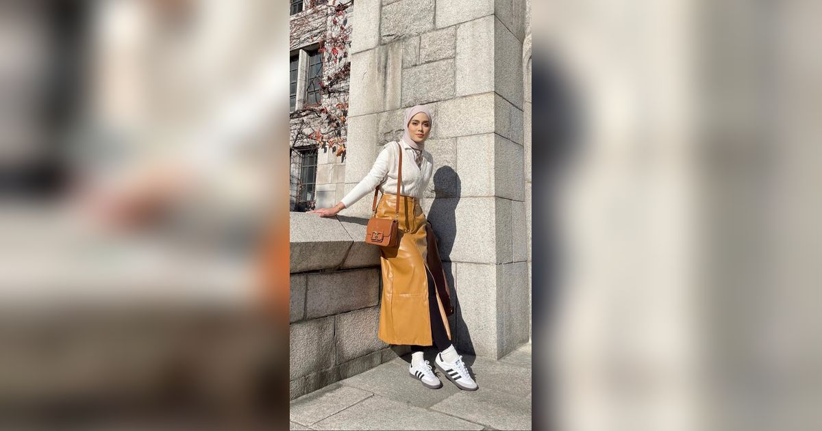Look Smart Chic dengan Rok Leather, Hijaber Makin On Point!