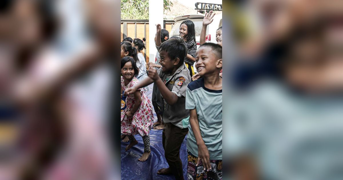 FOTO: Keceriaan Anak-Anak Penyintas Kebakaran Manggarai Mendapat Hiburan dari Tim Reaksi Cepat BPBD DKI Jakarta