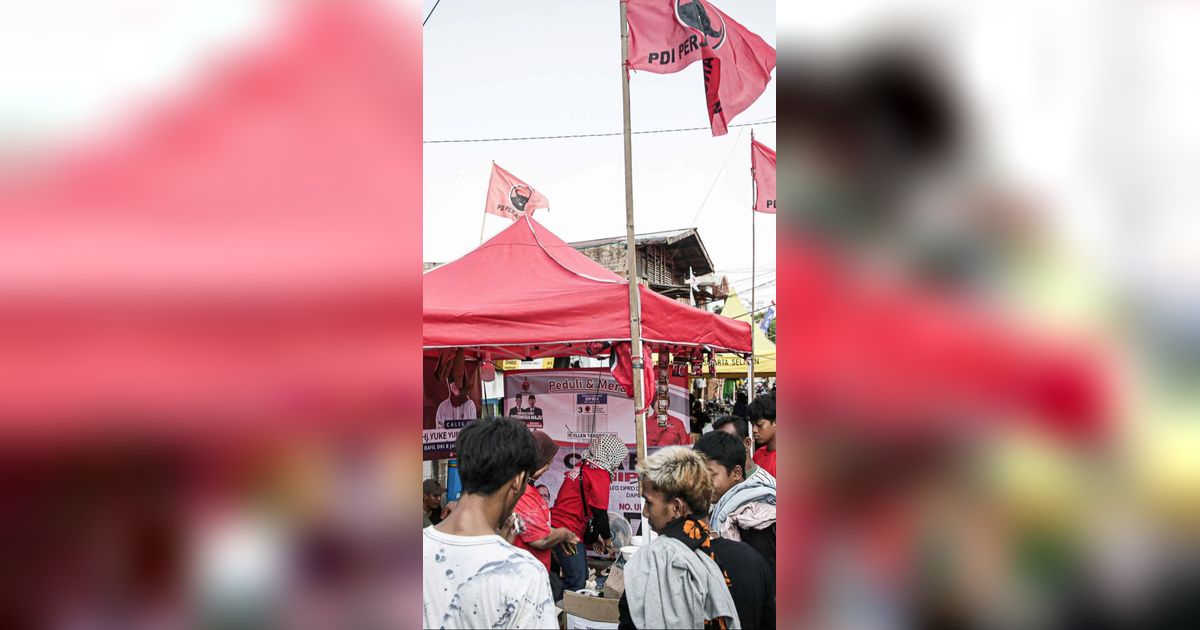 FOTO: Banner, Bendera hingga Tenda Caleg dari Sejumlah Parpol Hiasi Tempat Pengungsian Korban Kebakaran Manggarai