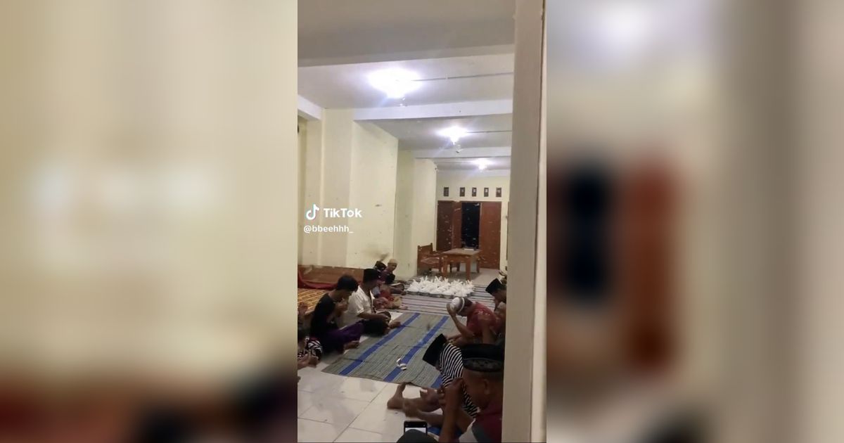 Viral Momen Pengajian Dipenuhi Laron Berterbangan, Jemaah Berusaha Khusyuk