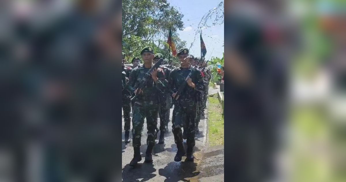 Anggota TNI Bersenjata Disiram Air saat Melintas, Ternyata Punya Makna Mendalam