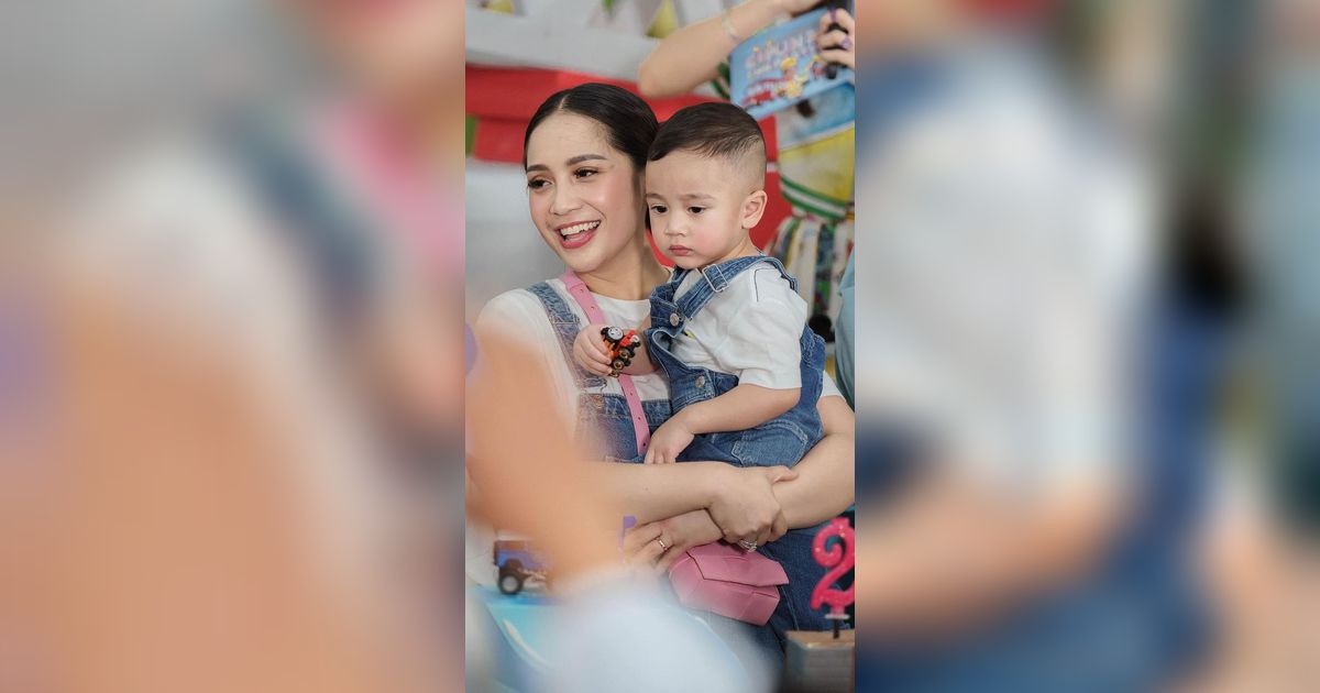 Nagita Slavina Rias Wajah Sendiri, Lipstik Fuchsia jadi Daya Tarik