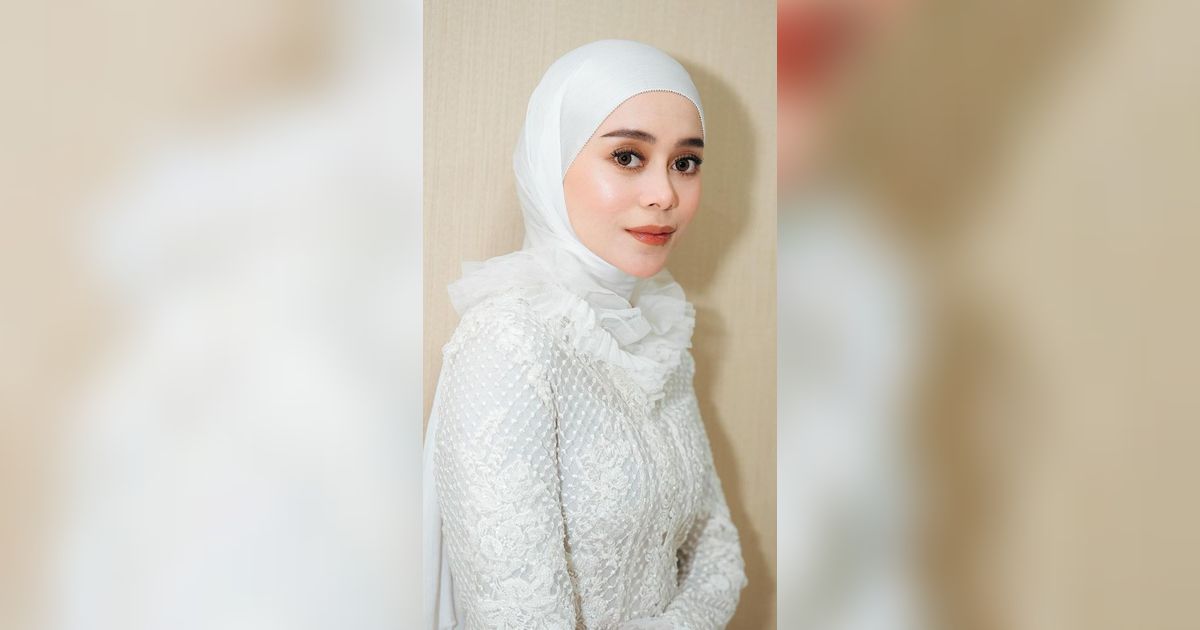 6 Potret Style Menawan Lesti Kejora dalam Balutan Dress Lace All White