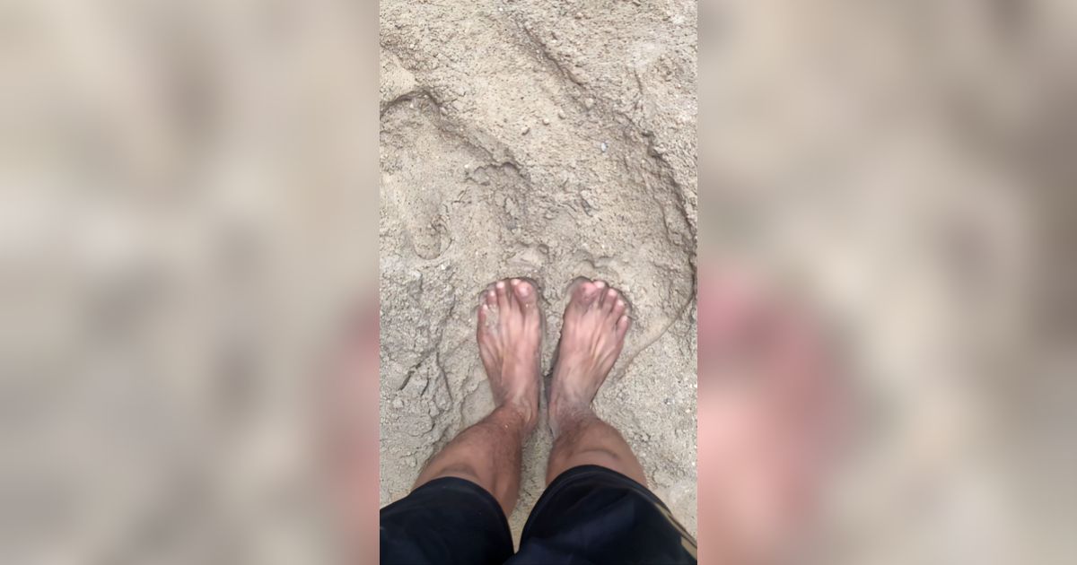 Awalnya Happy Bisa Main Pasir Putih di Pantai Tapi Endingnya Berubah Jadi Seram, Netizen: Definisi 'Liburan' yang Sebenarnya