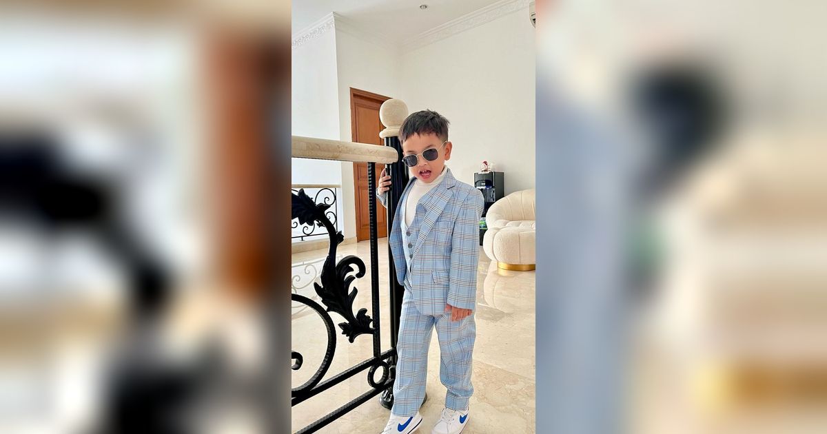 Pose Lucu Gala Sky Cosplay Jadi Oppa Korea Kaya Raya