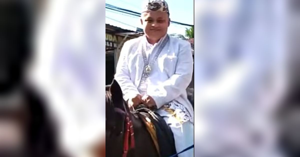 Mahar 50 Gram Emas, Bak Seorang Raja Pengantin Laki-laki Naik Kuda Saat Datang Ke rumah Mempelai Wanita
