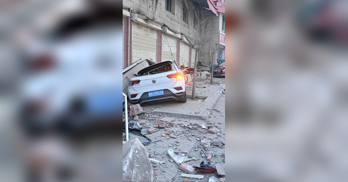 FOTO: Penampakan Kerusakan Parah Usai Guncangan Gempa 6,2 SR di China: Ratusan Ribu Rumah Hancur, 127 Orang Tewas dan Puluhan Masih Hilang