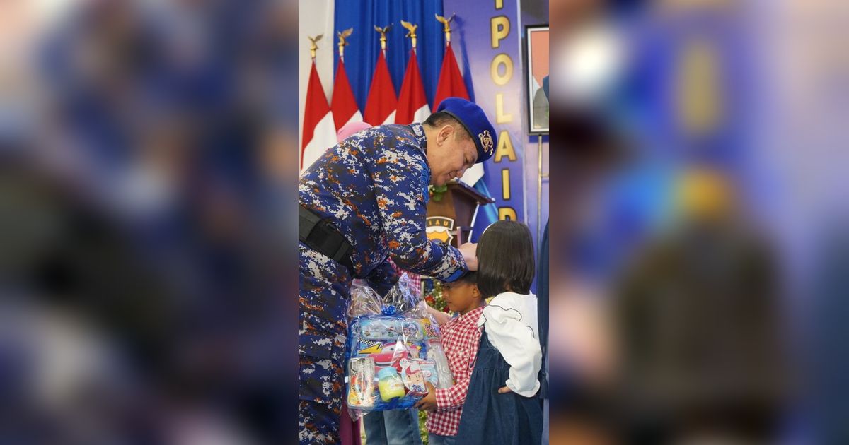 Ayah Gugur di Laut, Anak Yatim Ini Menangis Dipelukan Istri Jenderal Polisi
