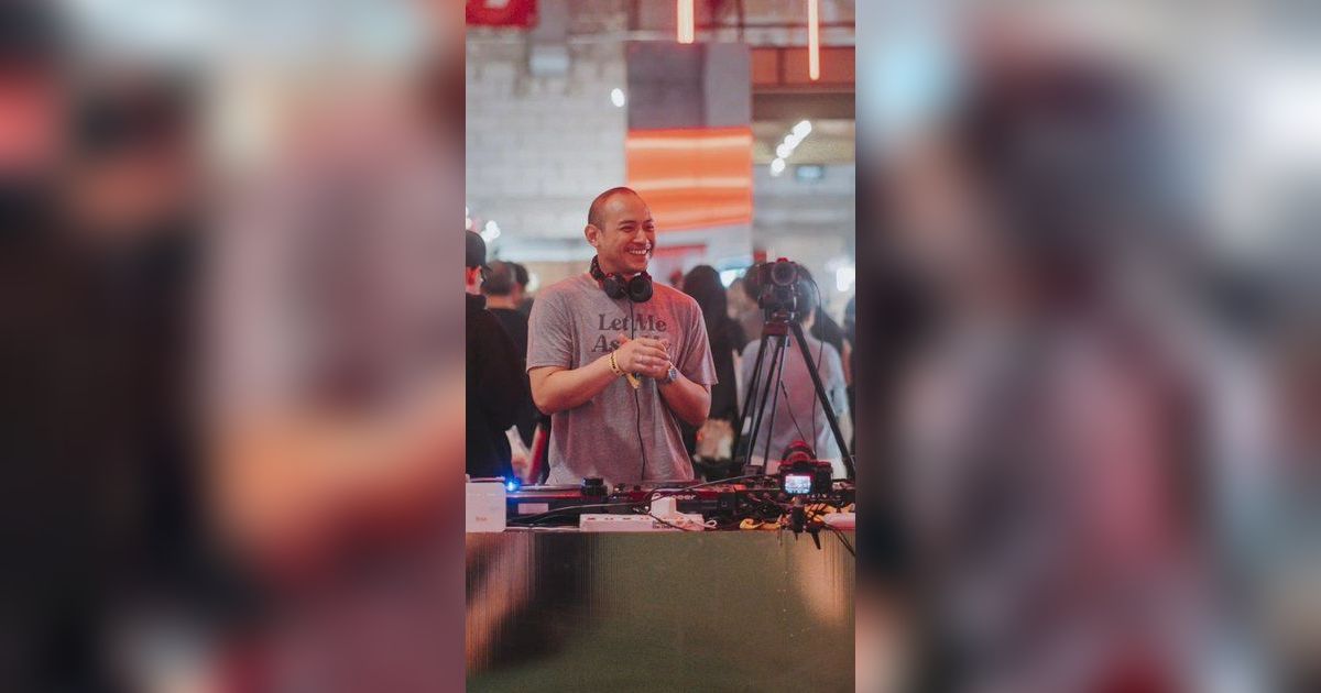 Ternyata Seorang DJ! 8 Gaya Keren Tiko Aryawardhana Saat Ngejob, Mesra Ditemani BCL
