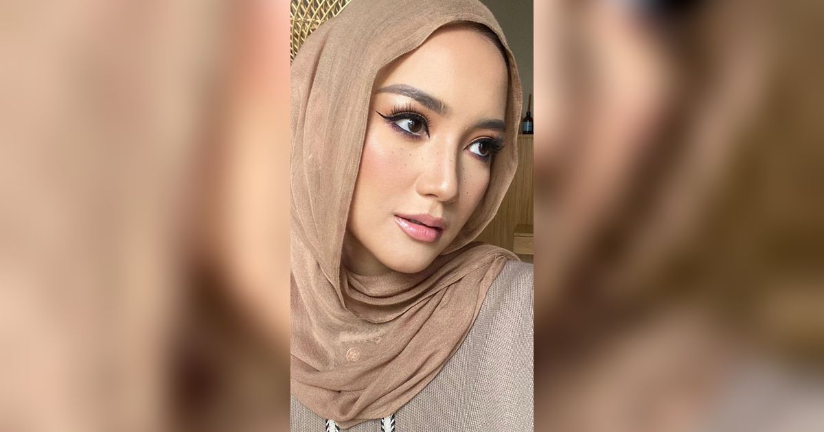 Potret akeup Cetar Erica Putri  dengan Aksen Freckles dan Wing Liner Tajam