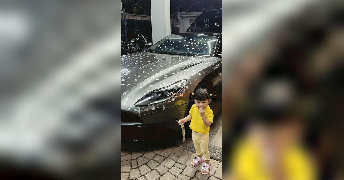 Potret Ameena Tempeli Stiker di Mobil Mewah Papa Atta Halilintar, Aksi Lucunya Bikin Netizen Tertawa