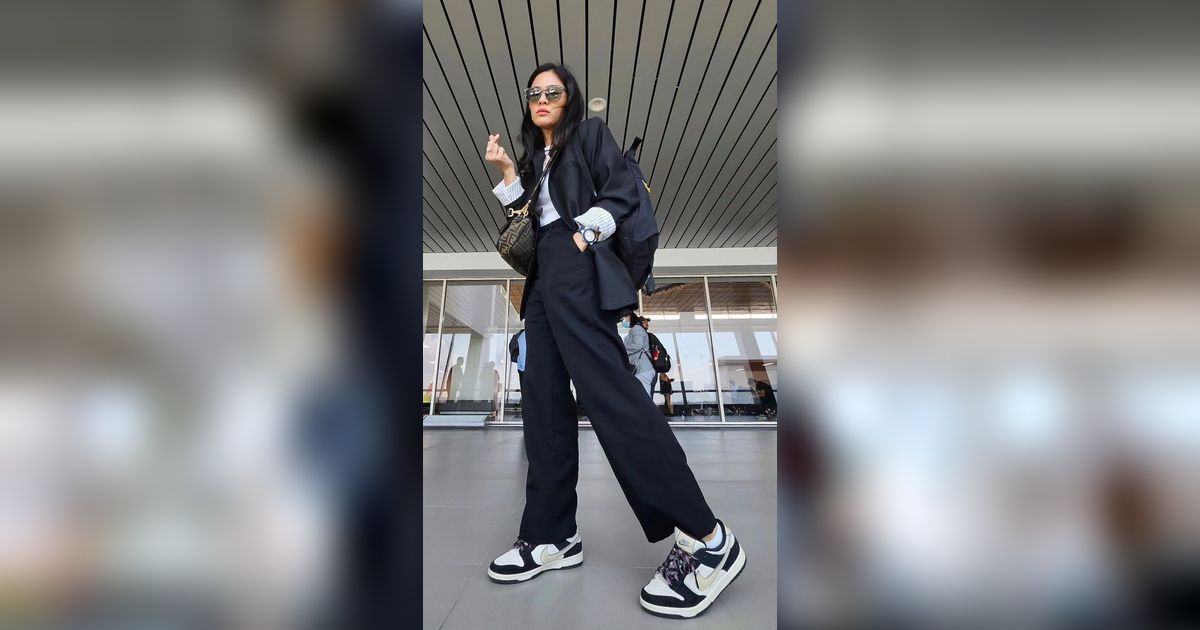 Potret Gaya Sederhana Dian Sastro Jadi Dosen Vokasi UI, Santai Sambil Jinjing Tumbler