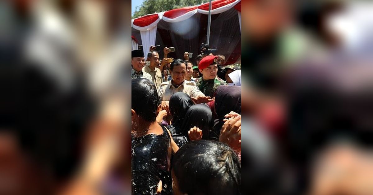 Sigap Mayor TNI Teddy Berseragam Loreng & Berbaret Merah Kopassus Kawal Prabowo