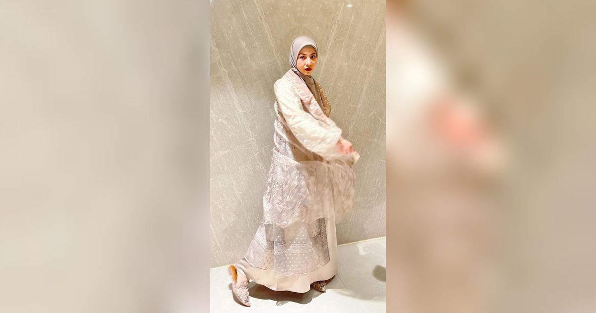 2 Gaya Natasha Rizky dengan Outfit Loose dengan Sentuhan Lace