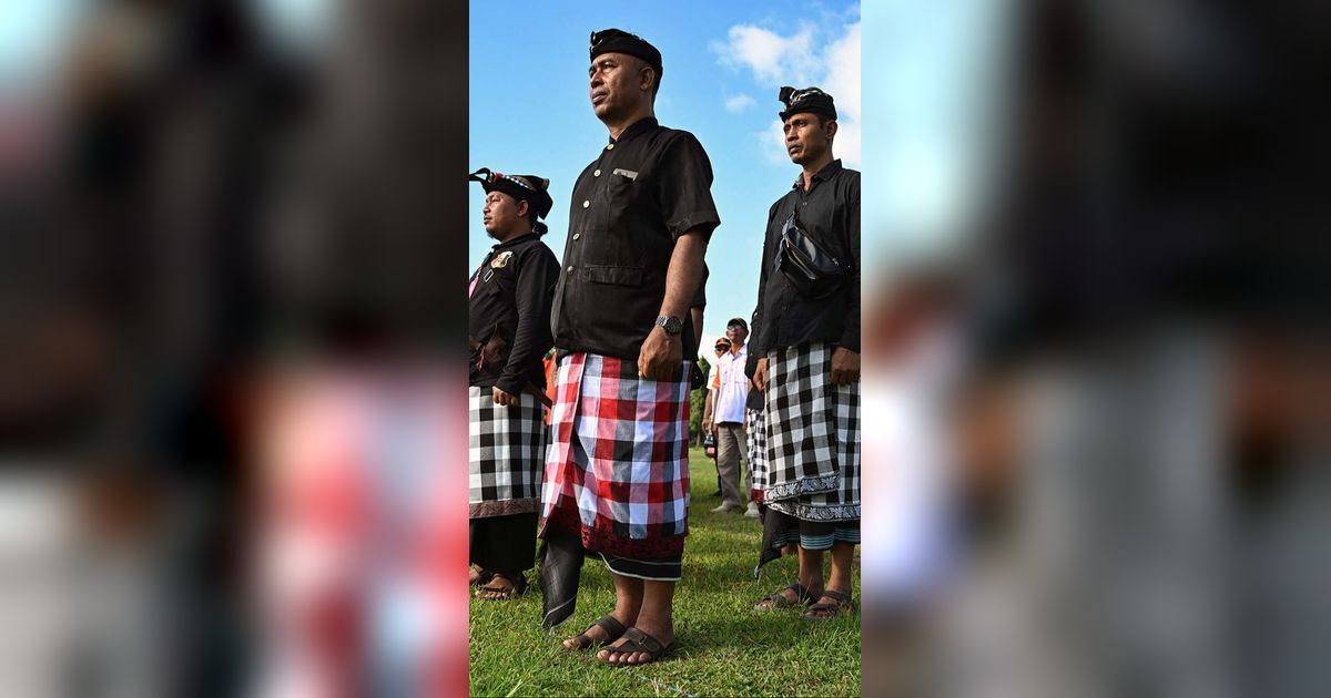 FOTO: Pasukan TNI, Polri, hingga Pecalang Dikerahkan untuk Amankan Libur Nataru di Bali