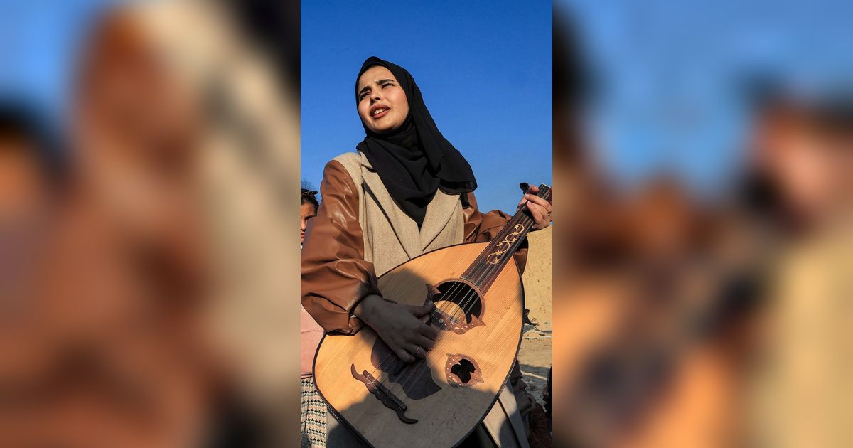 FOTO: Musisi Cantik Palestina Hibur Anak-Anak Gaza dari Trauma Kengerian Perang