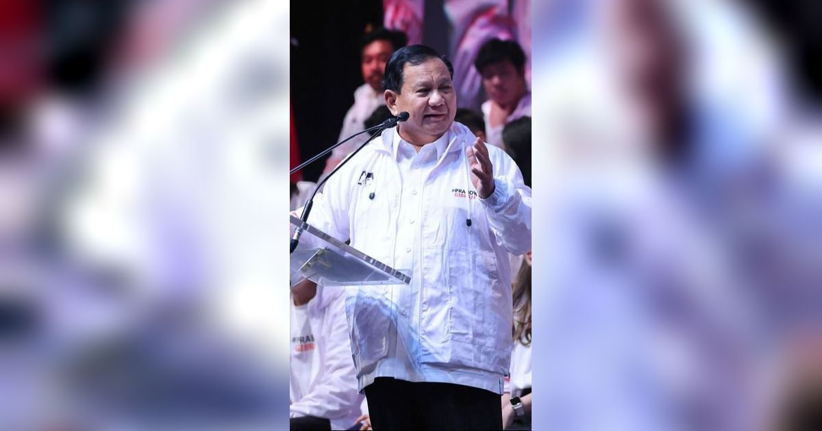 Potret Prabowo Subianto Main Air Bareng Anak-anak Usai Resmikan Sumber Air di Kuningan