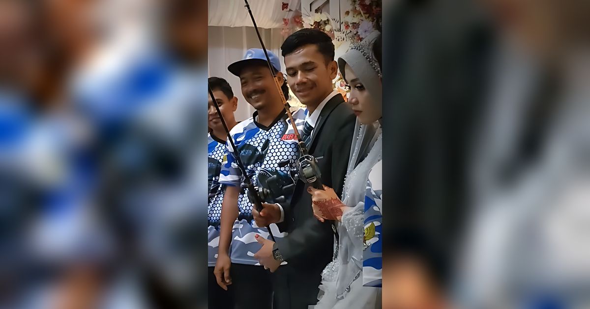 Viral! Pasangan Pengantin Pose Sambil Bawa Joran Pancing Saat Foto Bersama, Ekspresi Pengantin Wanita Jadi Omongan