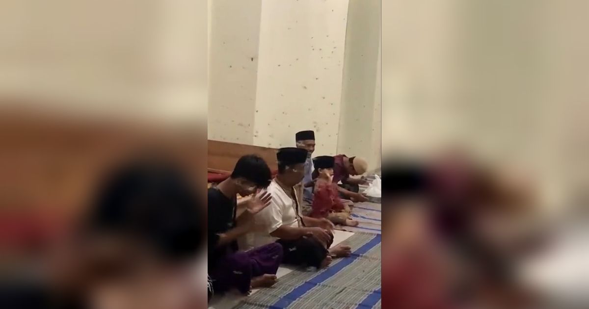 Momen Pengajian Diserang Ribuan Laron, Jemaah Tetap Khusyuk Berdoa Bikin Salut