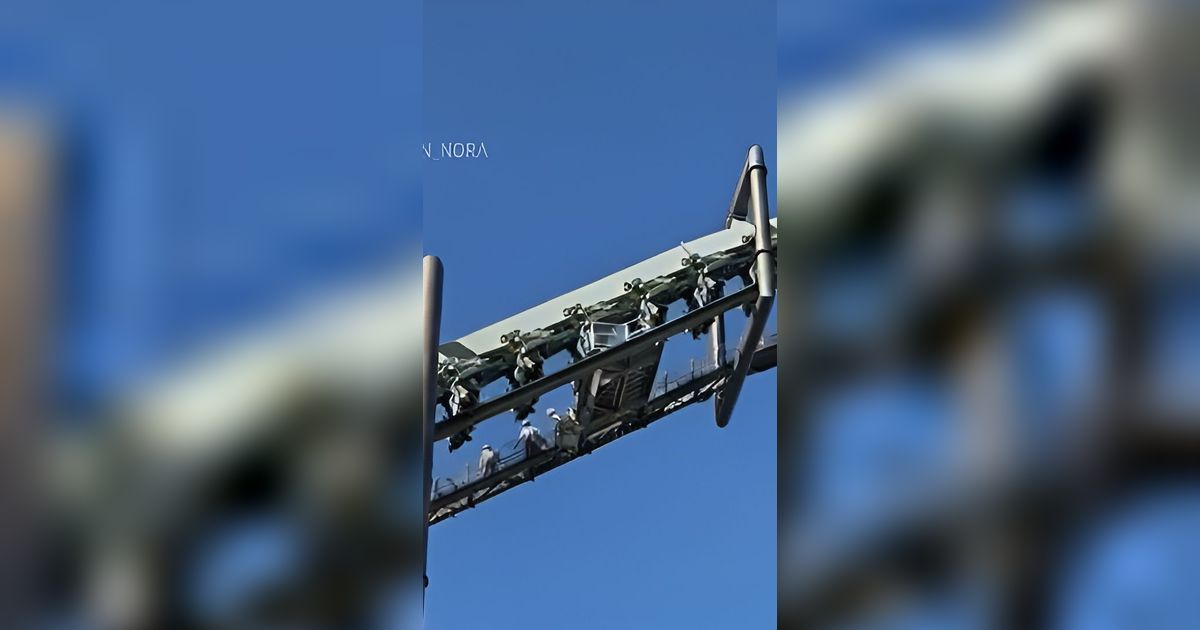 Ngeri! Roller Coaster Mendadak Berhenti, 32 Penumpang Tergantung Secara Terbalik