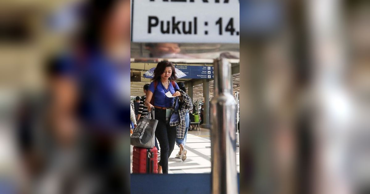 FOTO: Penampakan Stasiun Pasar Senen Mulai Dipadati Pemudik Natal 2023 dan Tahun Baru 2024