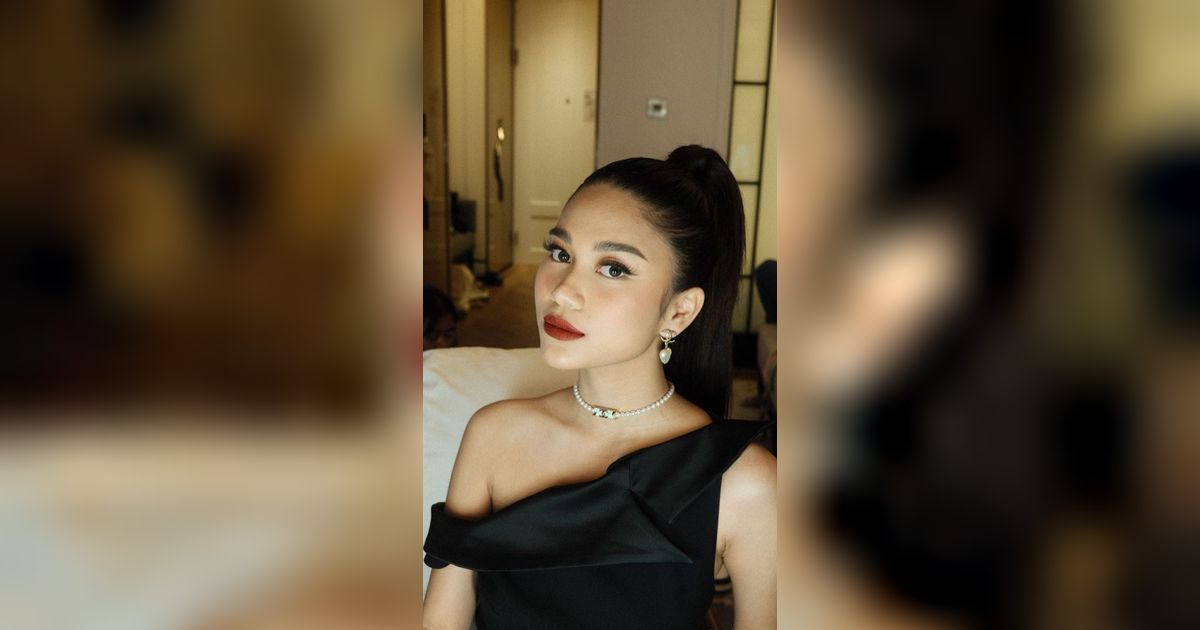 Penampilan Cantik Azizah Salsha, Kenakan Outfit Serba Hitam dengan Lipstik Merah Menyala