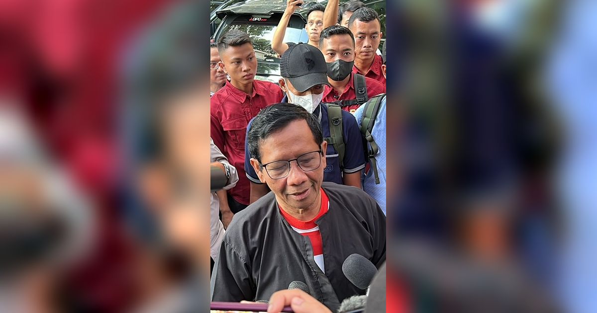 Berpakaian Khas Madura, Mahfud Siap Hadiri Debat Cawapres