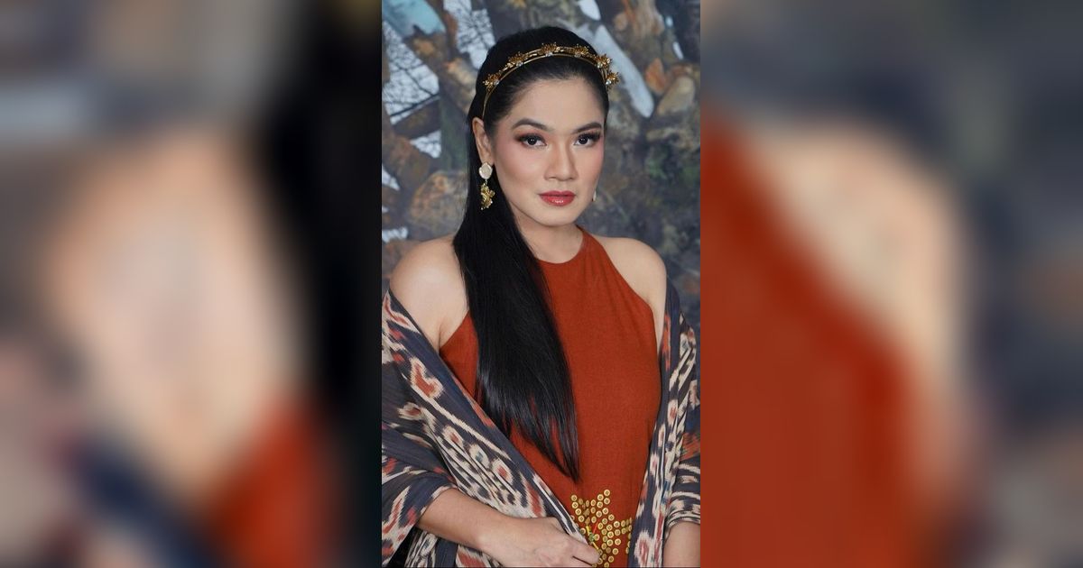 Potret Outfit Touch of Red Titi Kamal yang Penuh Pesona