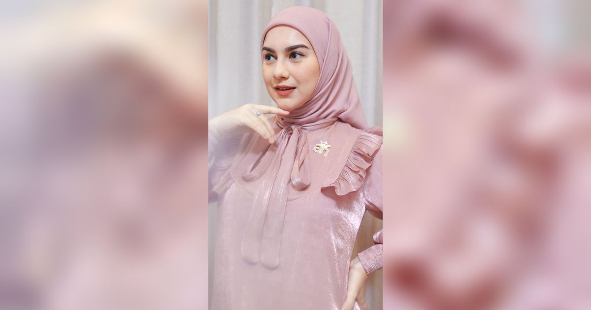 Pesona Irish Bella dalam Balutan Busana Touch of Pink