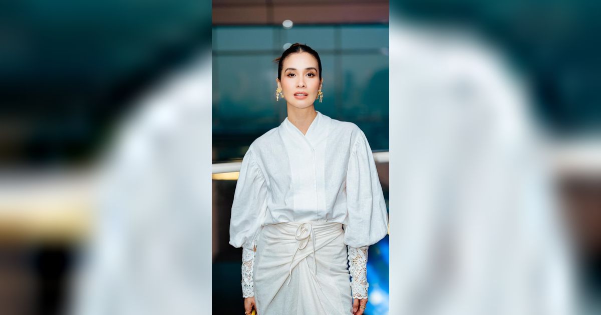 Tampilan Elegan Marsha Timoty dalam Paduan Busana Monokrom White on White