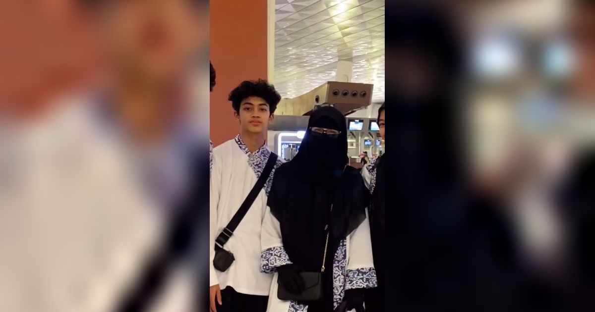 Tangis Umi Pipik Lepas Kepegian si Bungsu ke Yaman