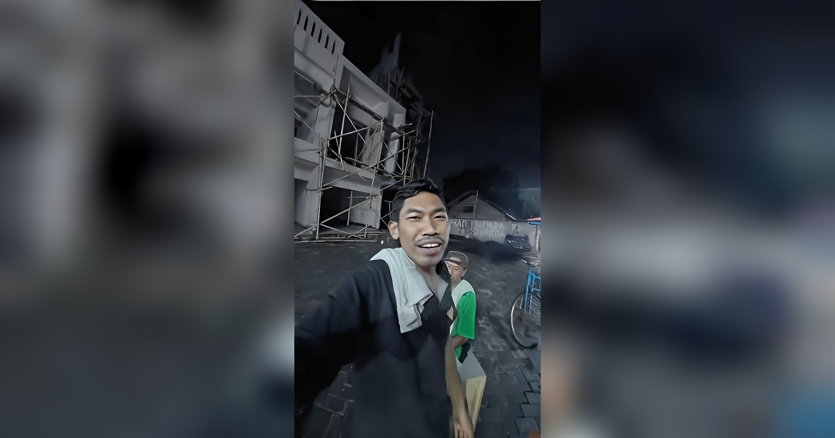 Saking Sepi Pembeli, Tiga Penjual Makanan ini Tukeran Dagangan, Netizen: Dia yang Ketawa, Gue yang Nangis