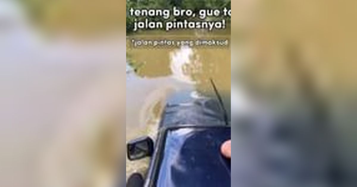 Santuy Banget Mobil Jalan Lewat Sungai yang Dalam