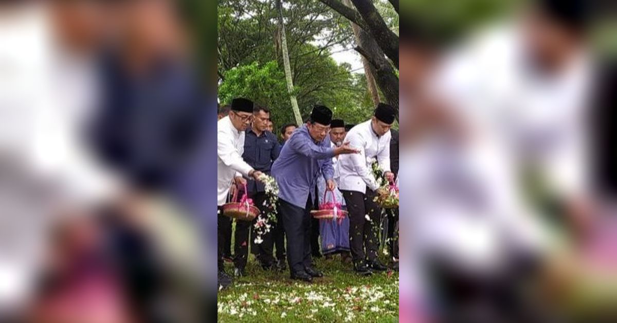 SBY Kenang Sang Istri saat Ziarah ke Kuburan Massal Korban Tsunami Aceh