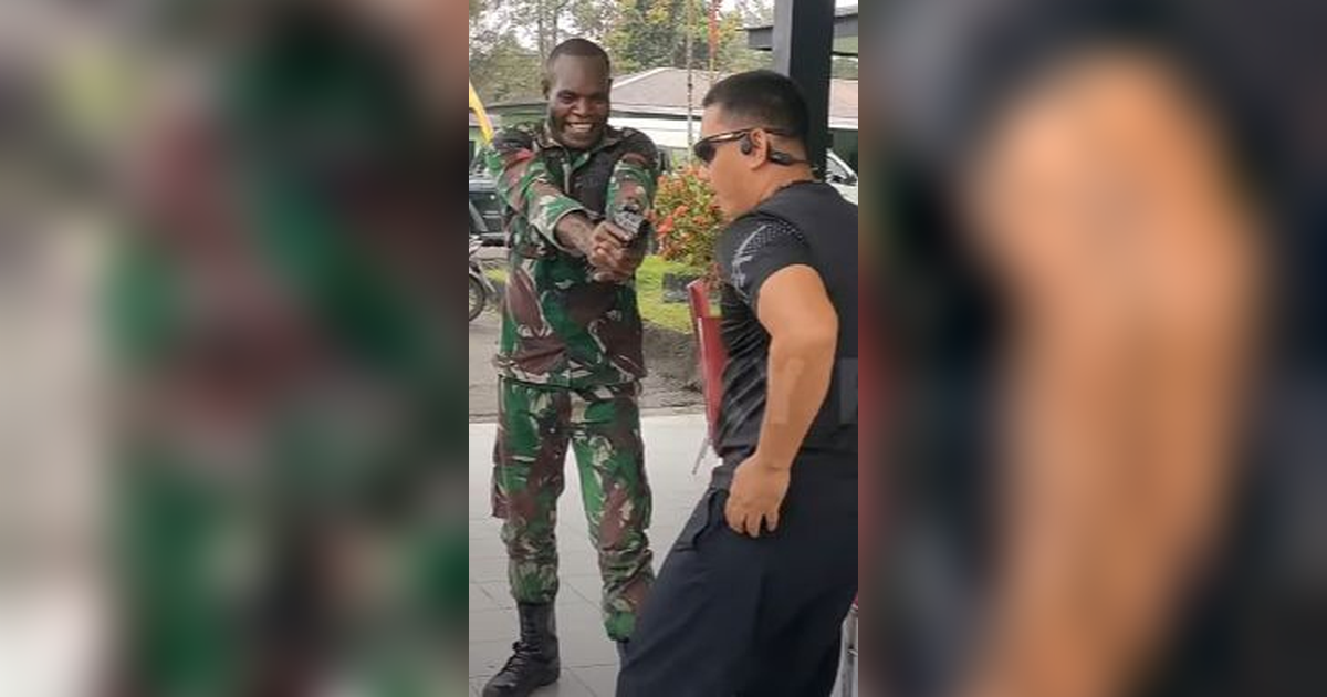 Prajurit TNI Asal Papua Tiba-tiba Todongkan Pistol Kepada Komandannya 'Mana Duit', Ending-nya Tertawa