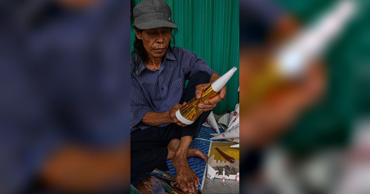 FOTO: Berharap Keberkahan Melimpah dari Penjualan Terompet Tahun Baru yang Mulai Marak