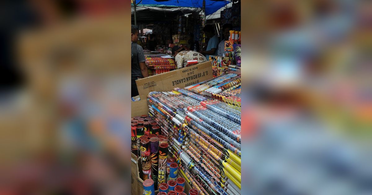 FOTO: Penampakan Pedagang Kembang Api di Pasar Asemka Menjamur Jelang Tahun Baru 2024