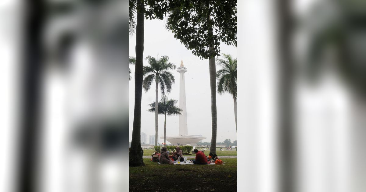 FOTO: Suasana Monas Usai Diserbu 45.905 Wisatawan Lokal hingga Mancanegara saat Hari Libur Natal