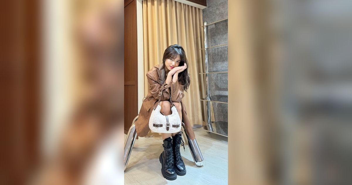 Potret Style Boyish Fuji bak Model, Padukan Jaket Kulit dan Boots