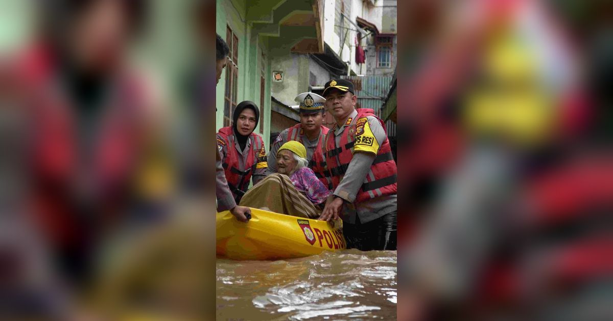 Aksi Heroik Perwira Polisi di Rokan Hulu Evakuasi Nenek Sahar Berusia Hampir Seabad dari Banjir