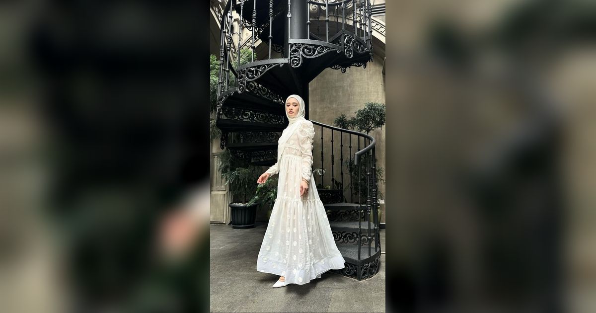 2 Look Anggun Inara Rusli Berbalut Dress Putih