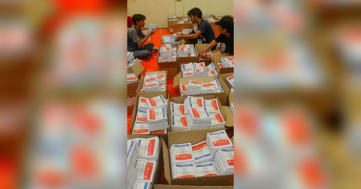 FOTO: Intip Kesibukan KPUD Tangerang Selatan Mulai Melipat Kertas Suara Pemilu 2024 di Gudang Logistik