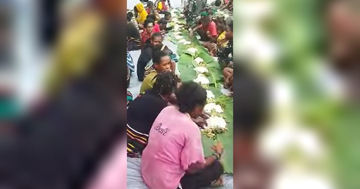 Kompak, TNI dan Warga Papua Rayakan Hari Natal dengan Makan Bersama di Lapangan Pakai Alas Daun