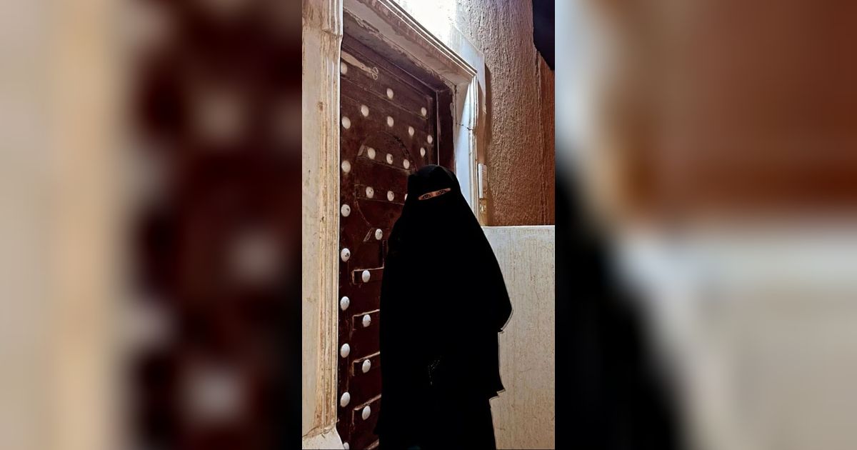 Potret Umi Pipik Pakai Baju Mantu Saat Hadiri Ultah AnakLesti Kejora