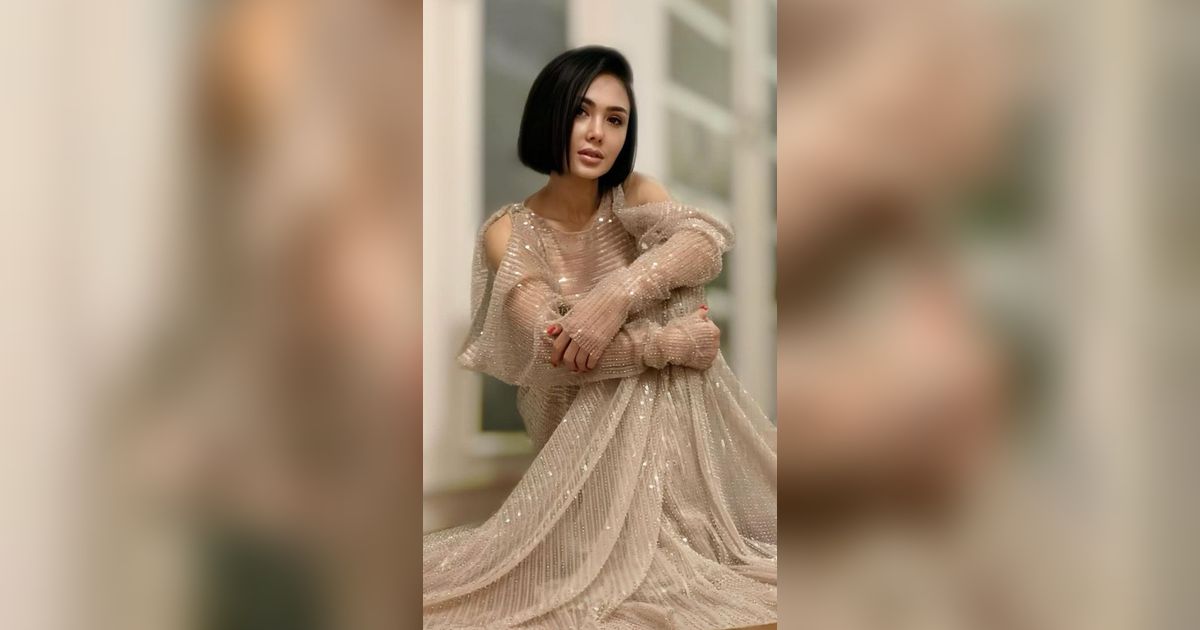9 Potret Yuni Shara Ikut Perayaan Natal bareng Mantan Suami