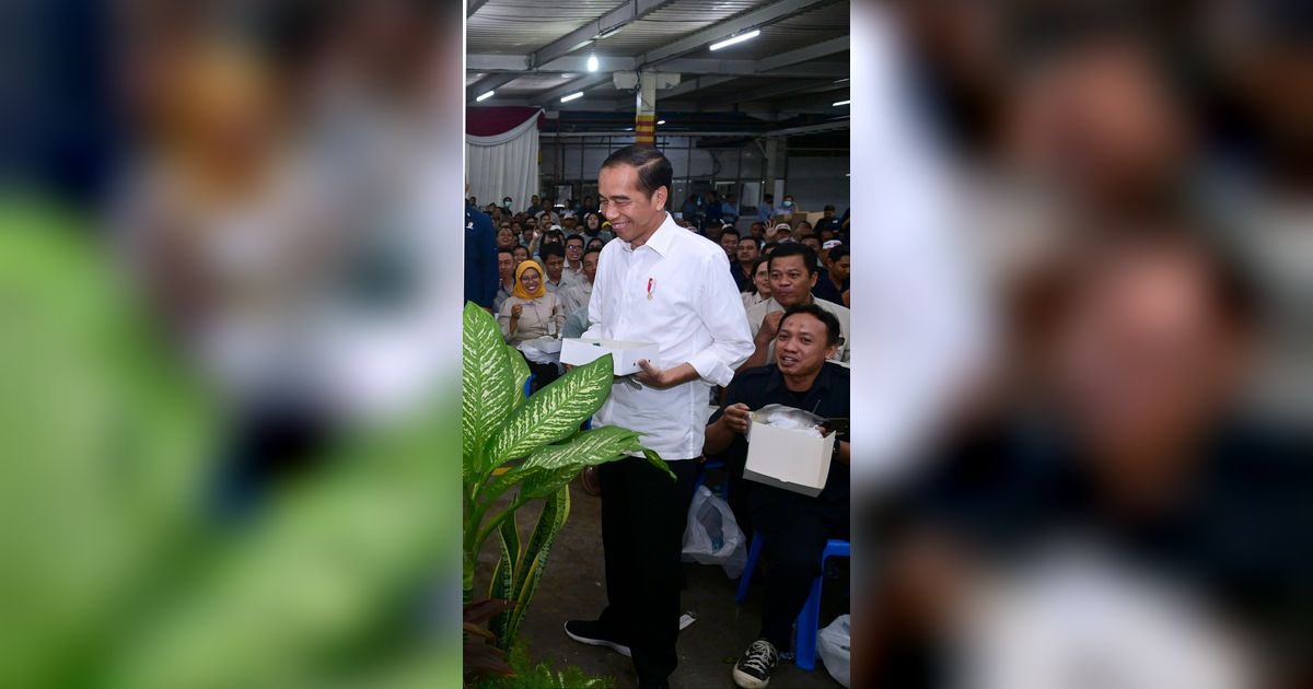 Momen Jokowi Makan Siang Nasi Kotak Bersama Karyawan Pabrik di Sidoarjo