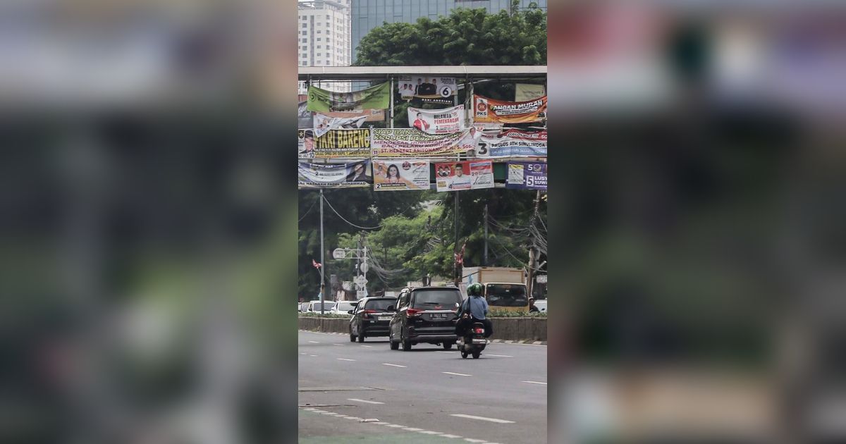 FOTO: Rusak Pemandangan Ibu Kota, Deretan Alat Peraga Kampanye Ubah JPO Ini Jadi Mirip 