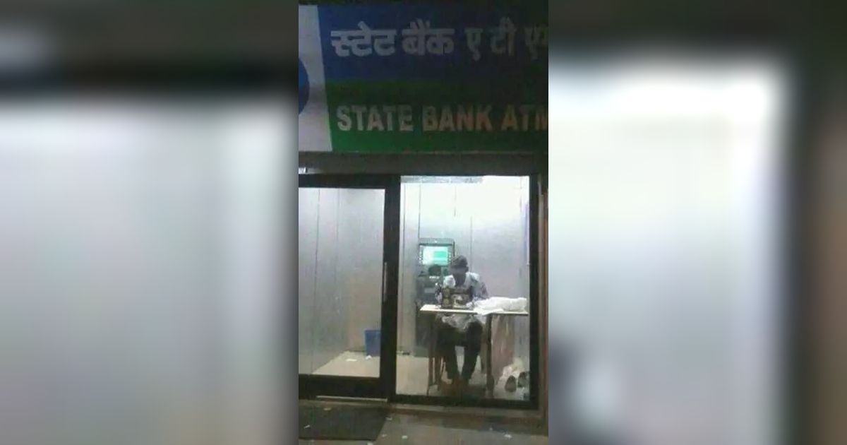 Potret Aksi Nyeleneh Warga +21 di ATM, Bikin Gagal Paham
