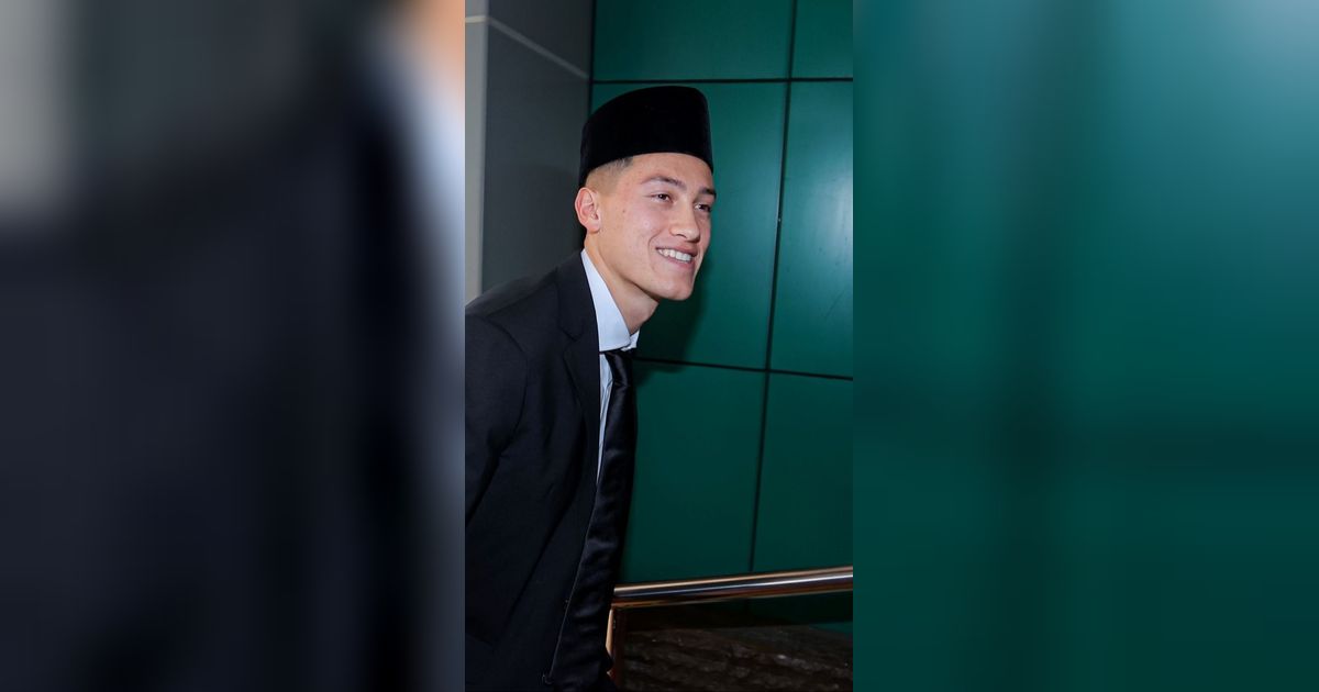 FOTO: Resmi Jadi WNI, Senyum Meyakinkan Jay Idzes Siap Memperkuat Timnas Indonesia